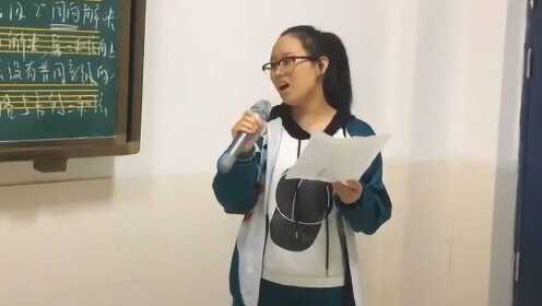 女同学被老师喊上讲台唱歌，《光年之外》第一句就开口跪！ - 腾讯视频