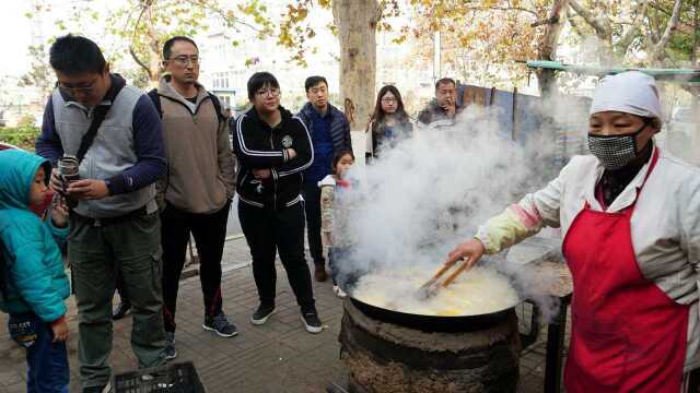 青岛大姨炸地瓜干28年,限量16一斤,没出摊就排队,有钱都难买到!