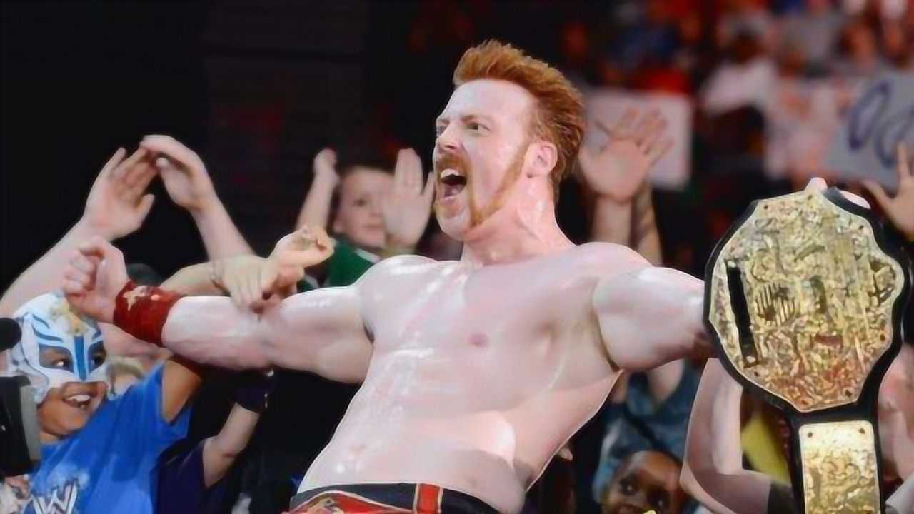 wwe地狱牢笼赛兰迪在牢笼边嘲讽大白鲨被大白鲨直接踢翻在地