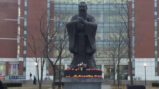 考研加油!大学生孔子雕塑下放棒棒糖祈福考研