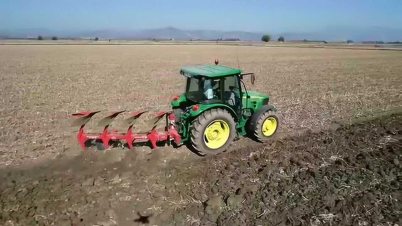 约翰迪尔5105m拖拉机带四铧翻转犁工作