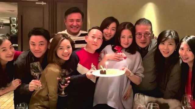 52岁李丽珍晒照庆生,女神素颜美貌回春,搂着男友人合影表情陶醉