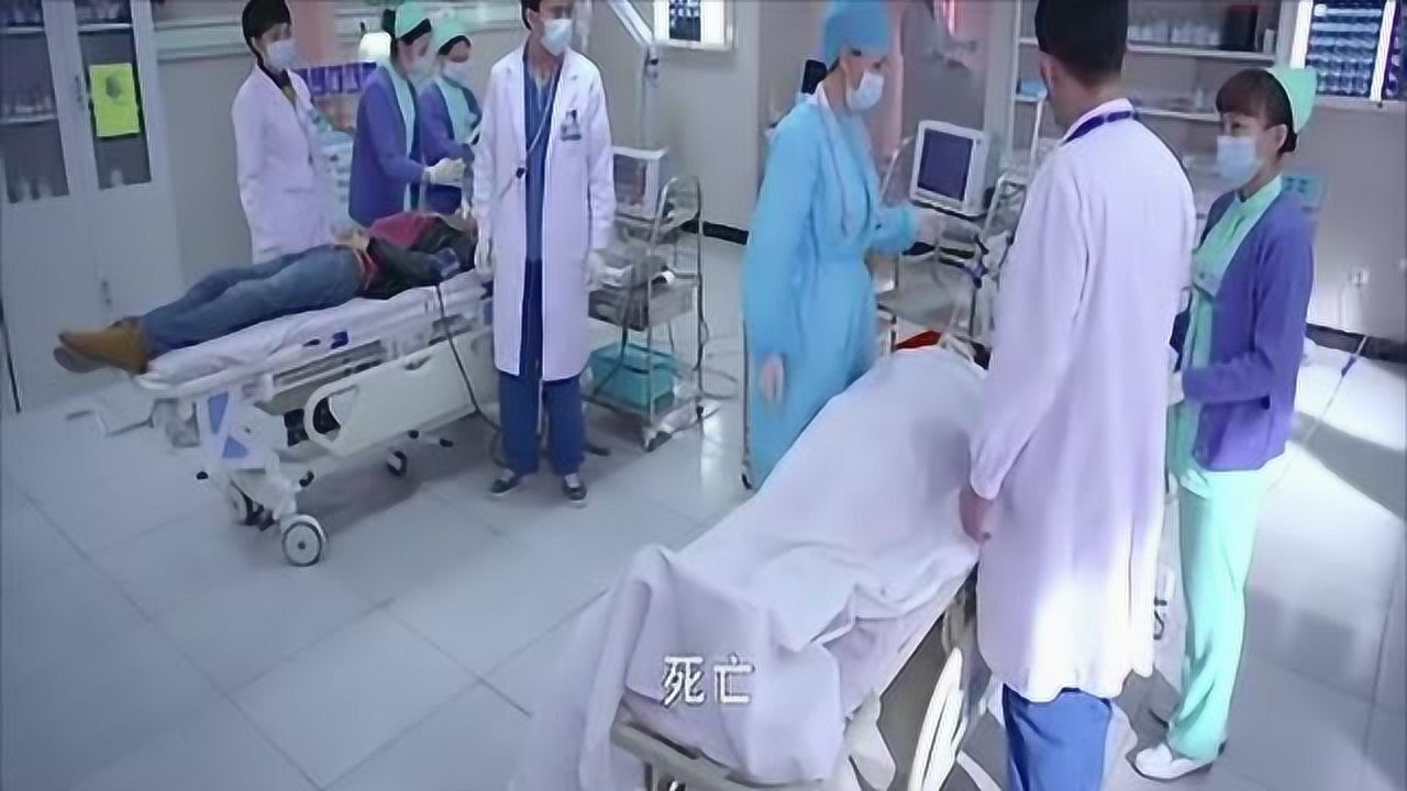 女子抢救无效宣告死亡，众医护惋惜这女孩还那么年轻！_高清