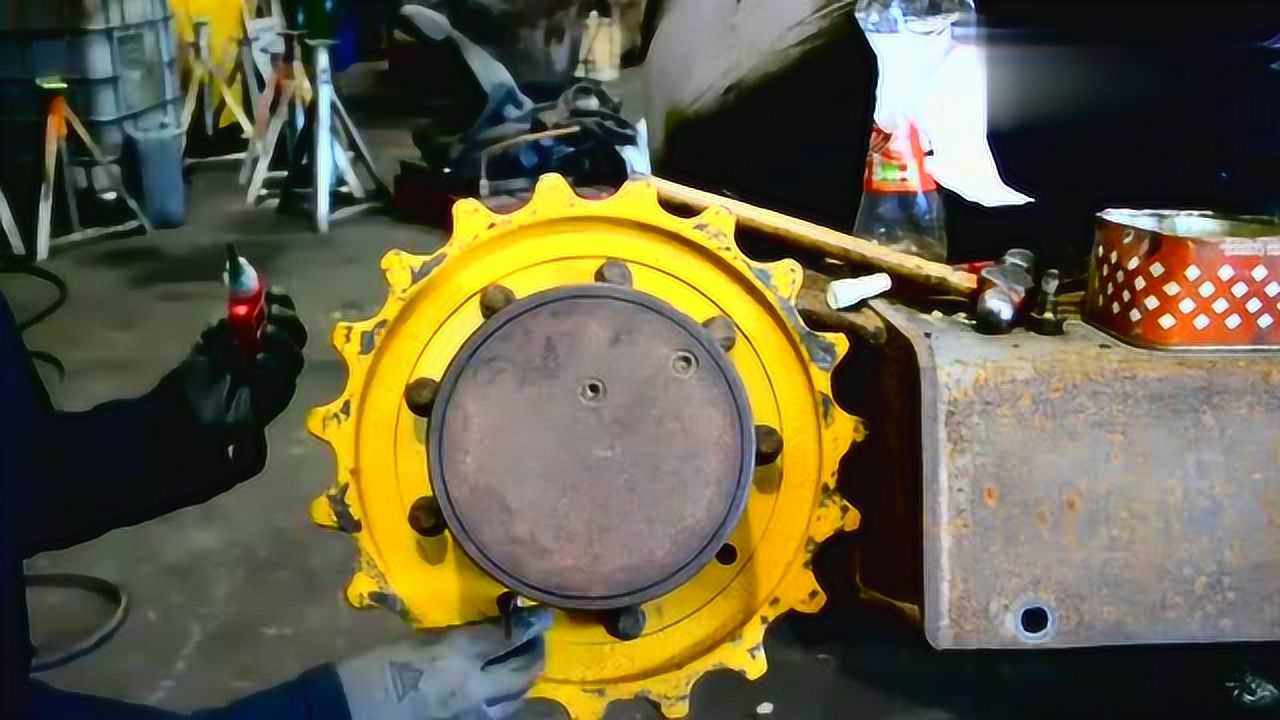 如何安装推土机的链轮看这位师傅操作一遍就知道了