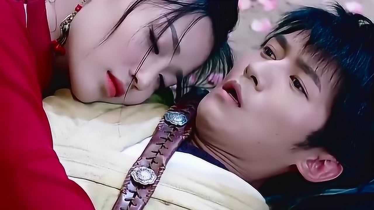 美女晕倒在小伙身上,没想到竟直接吻上了小伙,不淡定了!