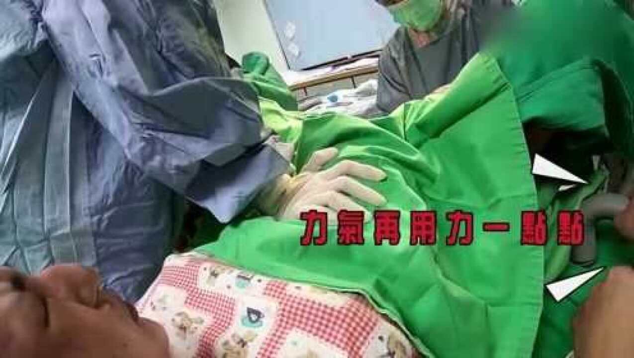 实拍孕妇生产，产妇分娩遇困难，助产士按其肚子帮助顺产！_高清