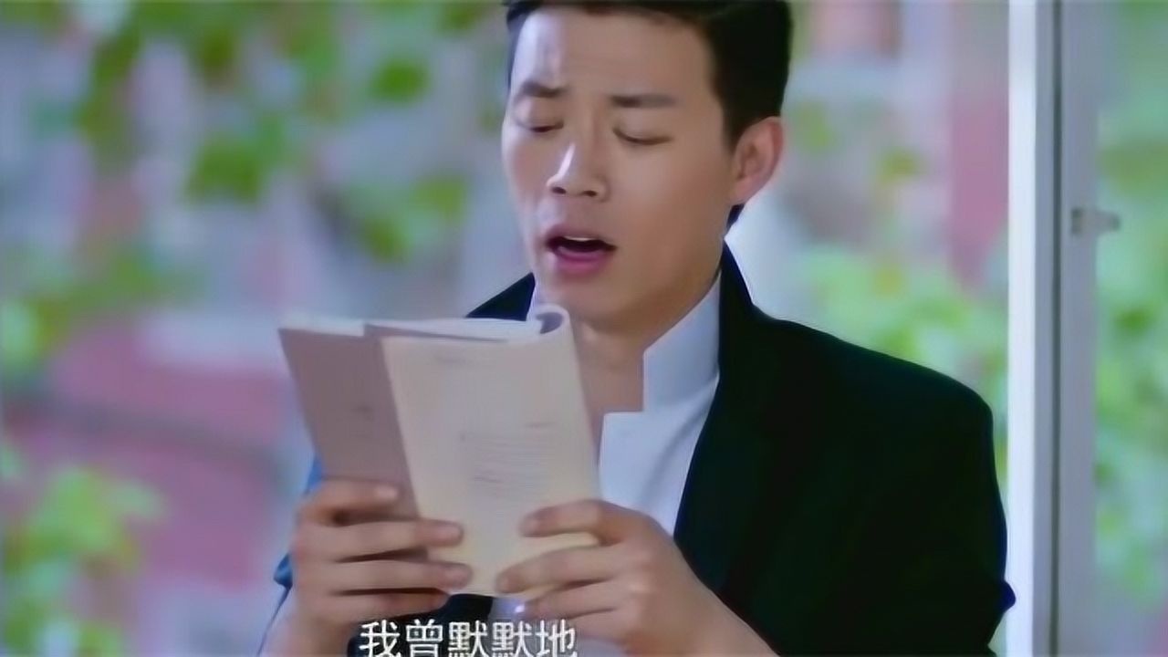 丧尸李志小伙从楼上摔下来压倒美女两个人却相安无事