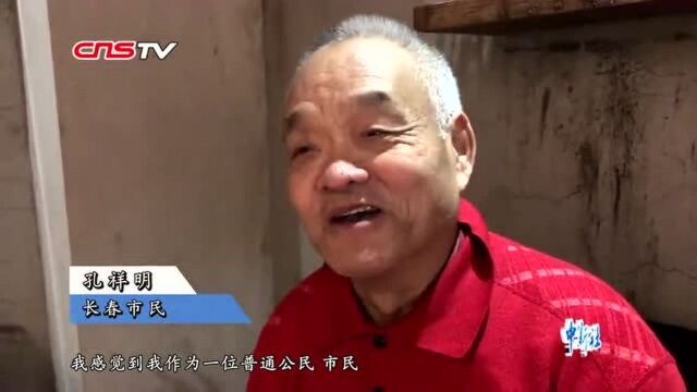 与共和国同龄老人集6000张明信片展现祖国大好河山