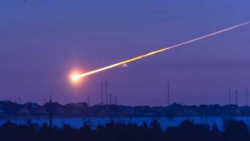地球上空再次出现火球划过，专家：小行星遭受撞击，肉眼能看到！