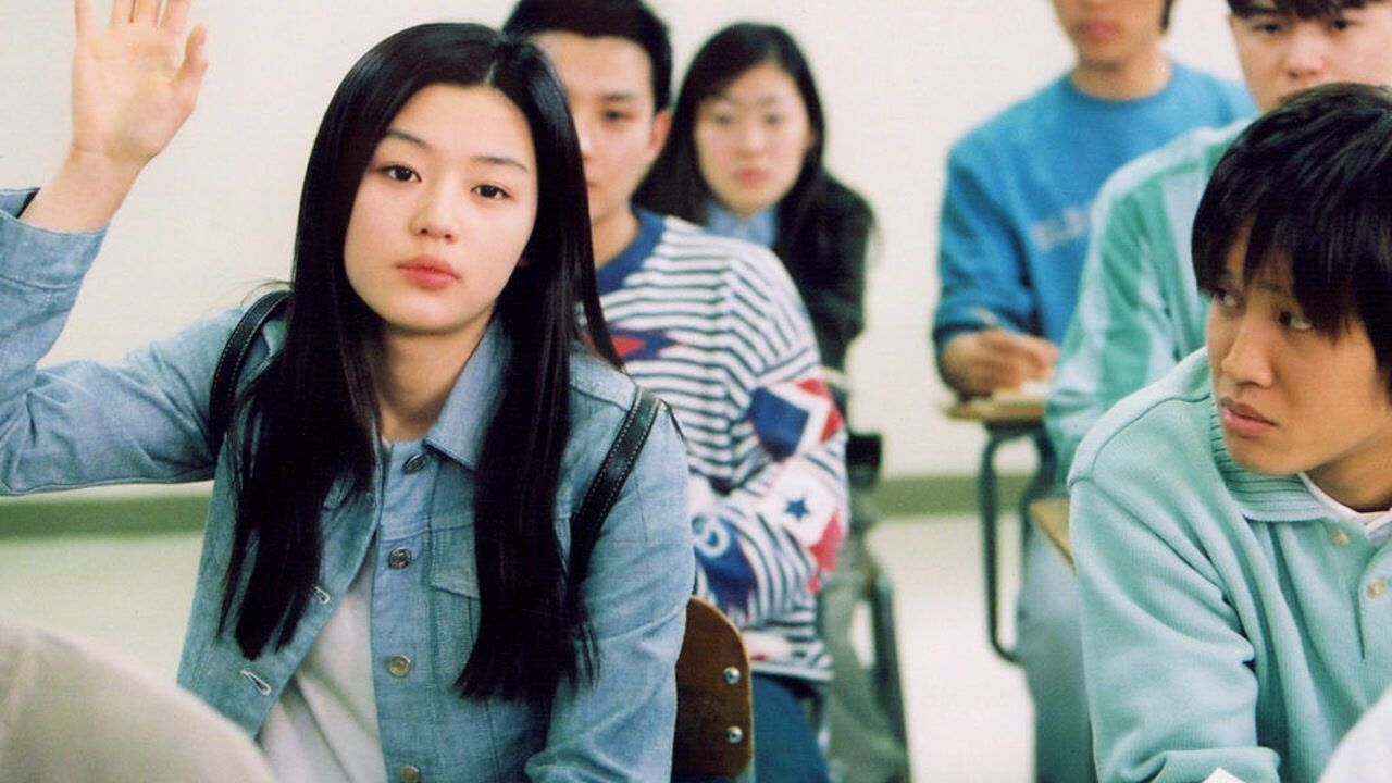 《我的野蛮女友》地铁上猜左右脚,这时候走来一队兵哥哥