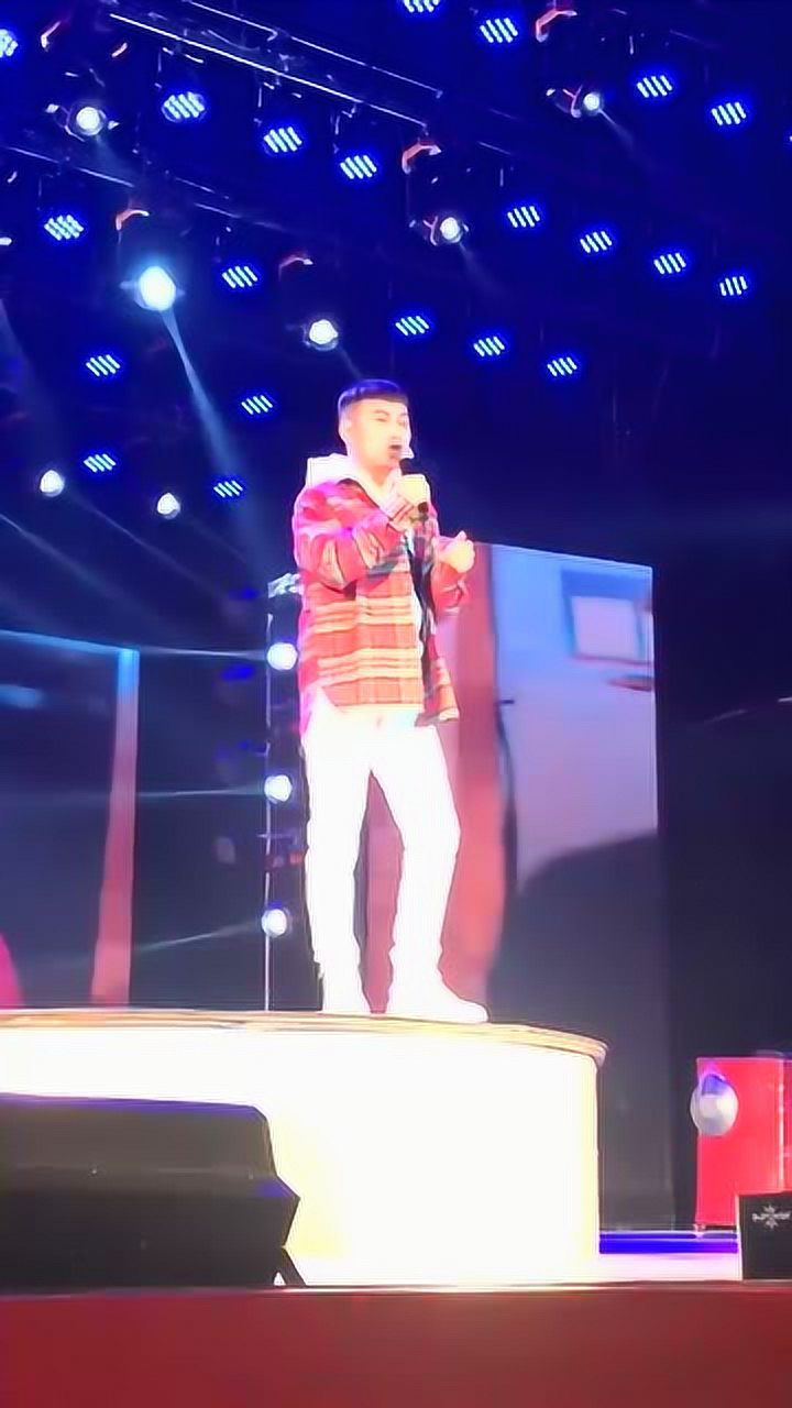 四平青年蓝百万在舞台深情唱无常副歌部分真的是开口跪