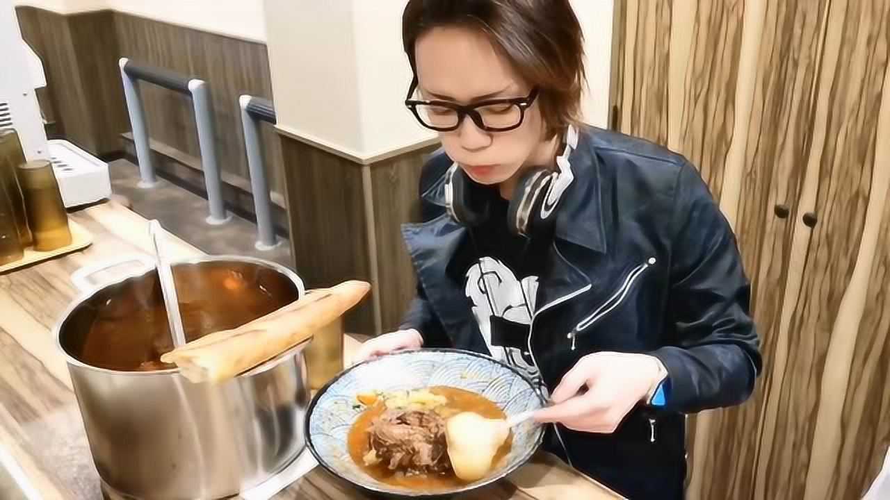日本大胃王draco小哥挑战吃巨无霸咖喱炖胡萝卜土豆牛肉,吐司面包