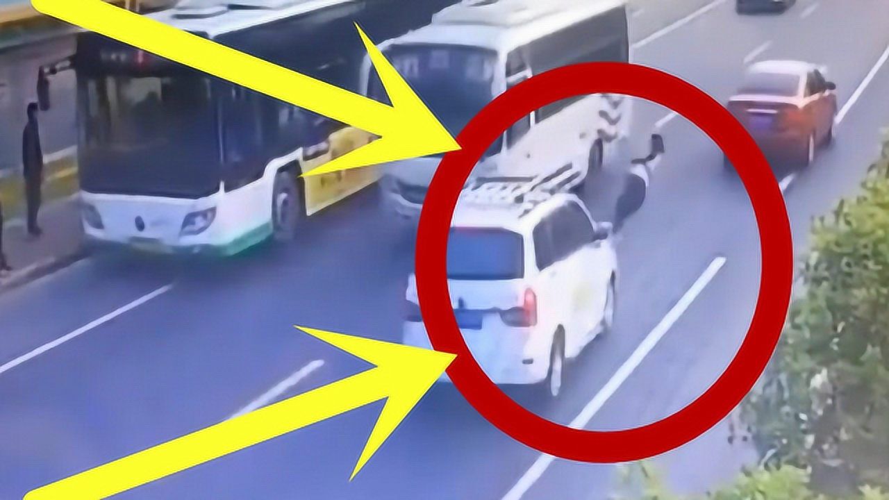美女为了追上公交车,在马路上奔跑,下一秒不忍直视!