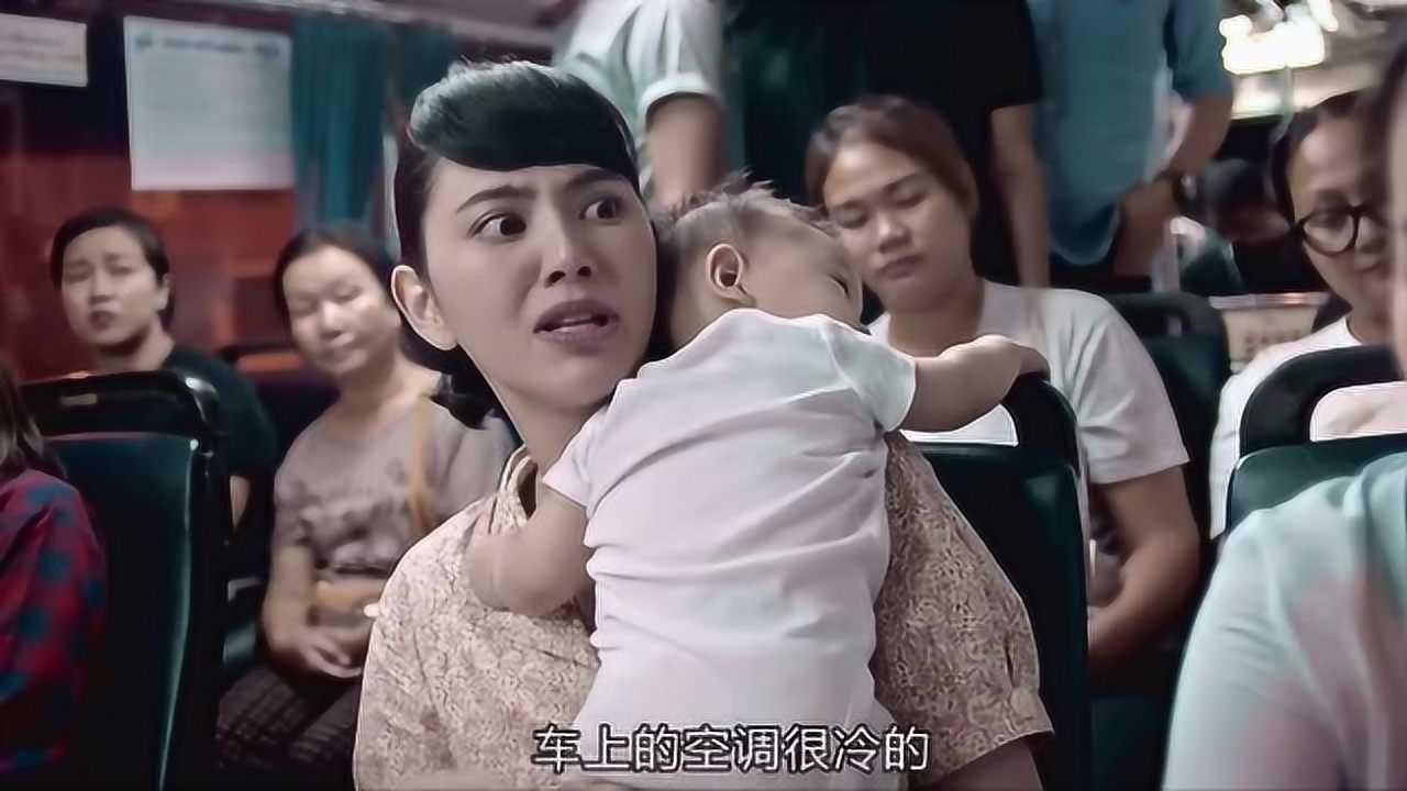小宝宝吃母乳拉肚子，美女直接上手摸妈妈的胸，因为隆了胸才会这样_高清