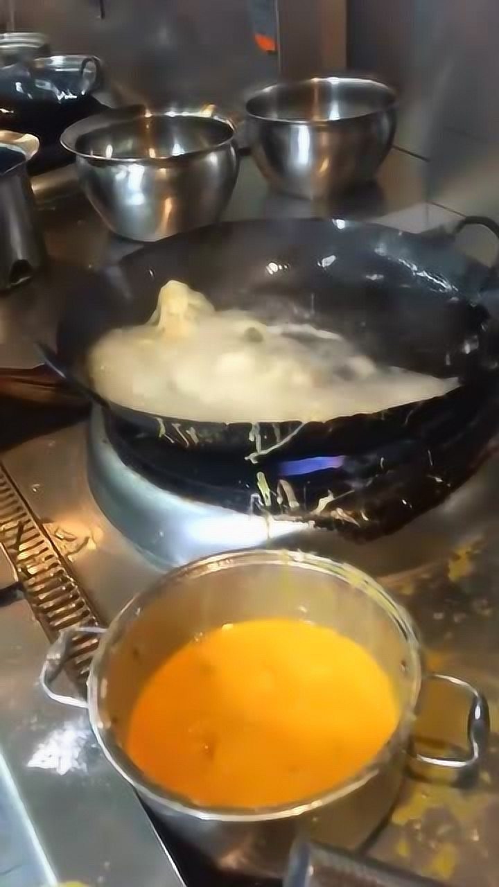 这鱼怎么下油锅还乱动呢炸活了