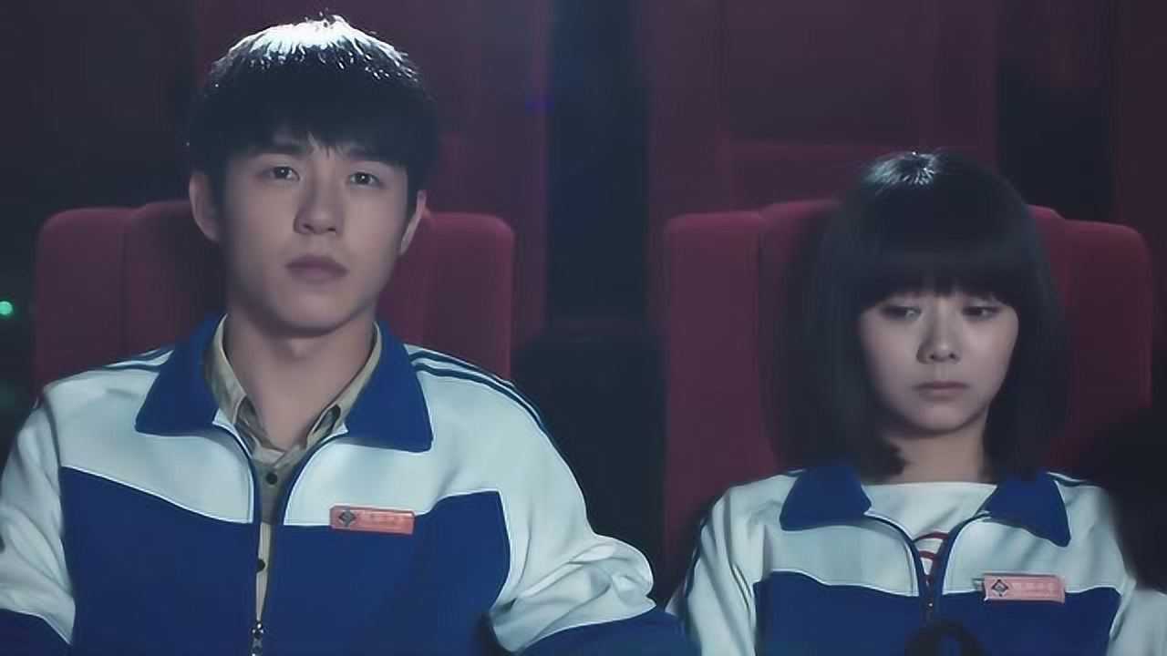 余淮和耿耿看电影遇亲吻戏两人尴尬扭头余淮却一把抓住耿耿的手