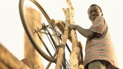 13岁的非洲男孩，发明风力发电机拯救全村，竟是根据真实事件改编