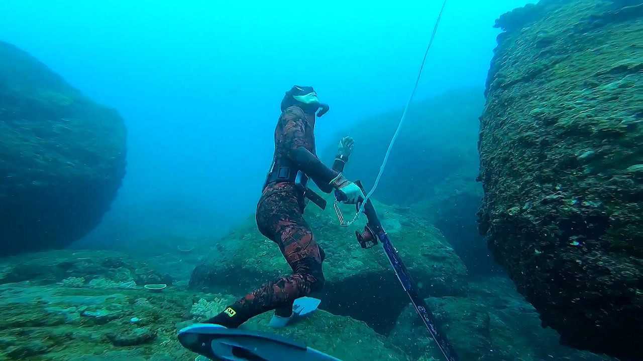 15秒看完2分钟自由潜水渔猎全程 闭气.下潜.耳压画重点