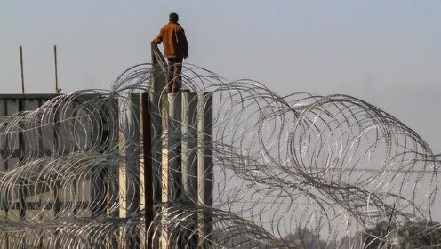 墨西哥人偷边境铁丝网：美国质量就是好啊