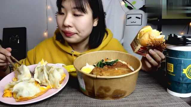 软软吃播直播吃:水饺+大排饭+辣汉堡,看着就想吃一口!