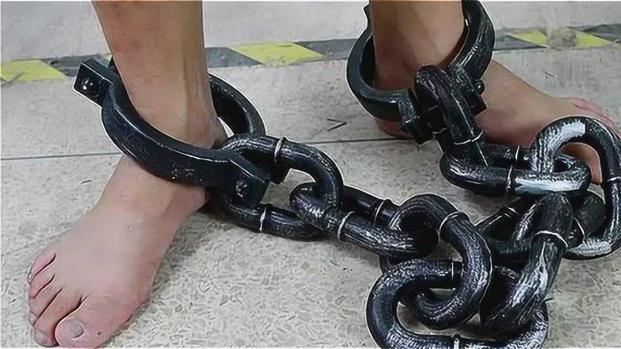中国被判死刑的犯人,所佩带的脚镣到底有多重?看完心情复杂!