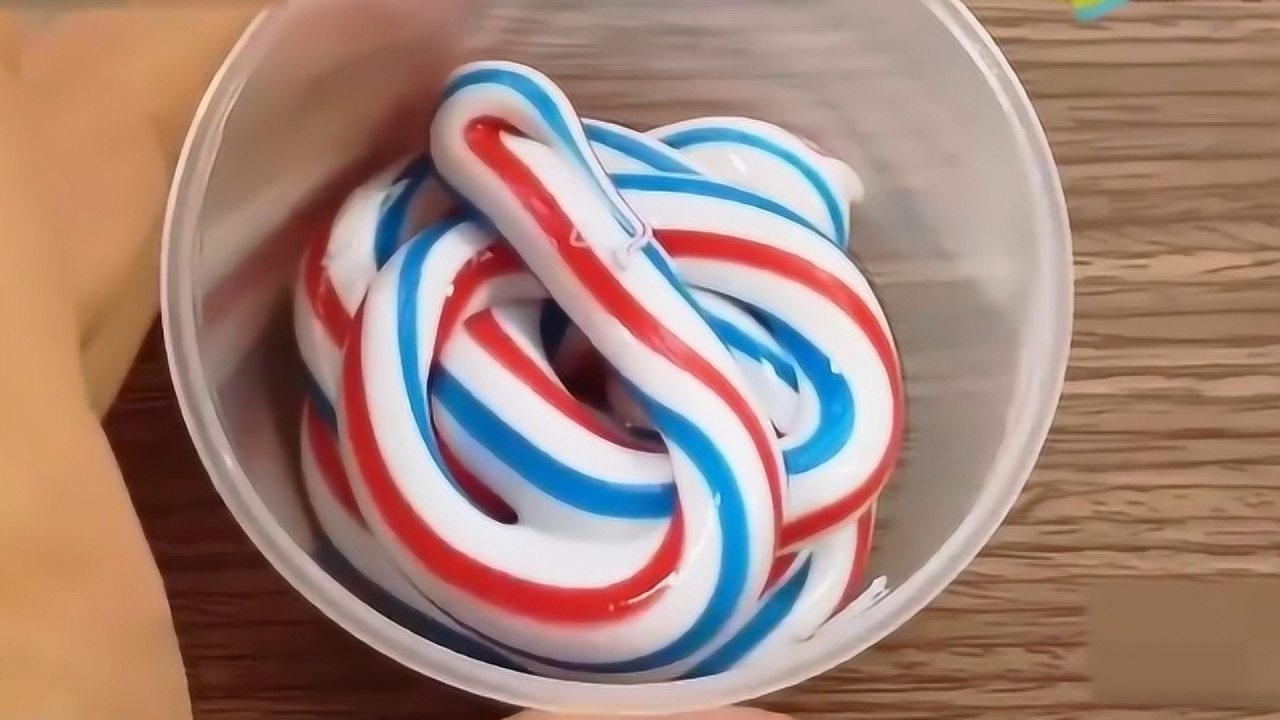 不用胶水也能做史莱姆用牙膏和盐就能diy无硼砂戳戳泥