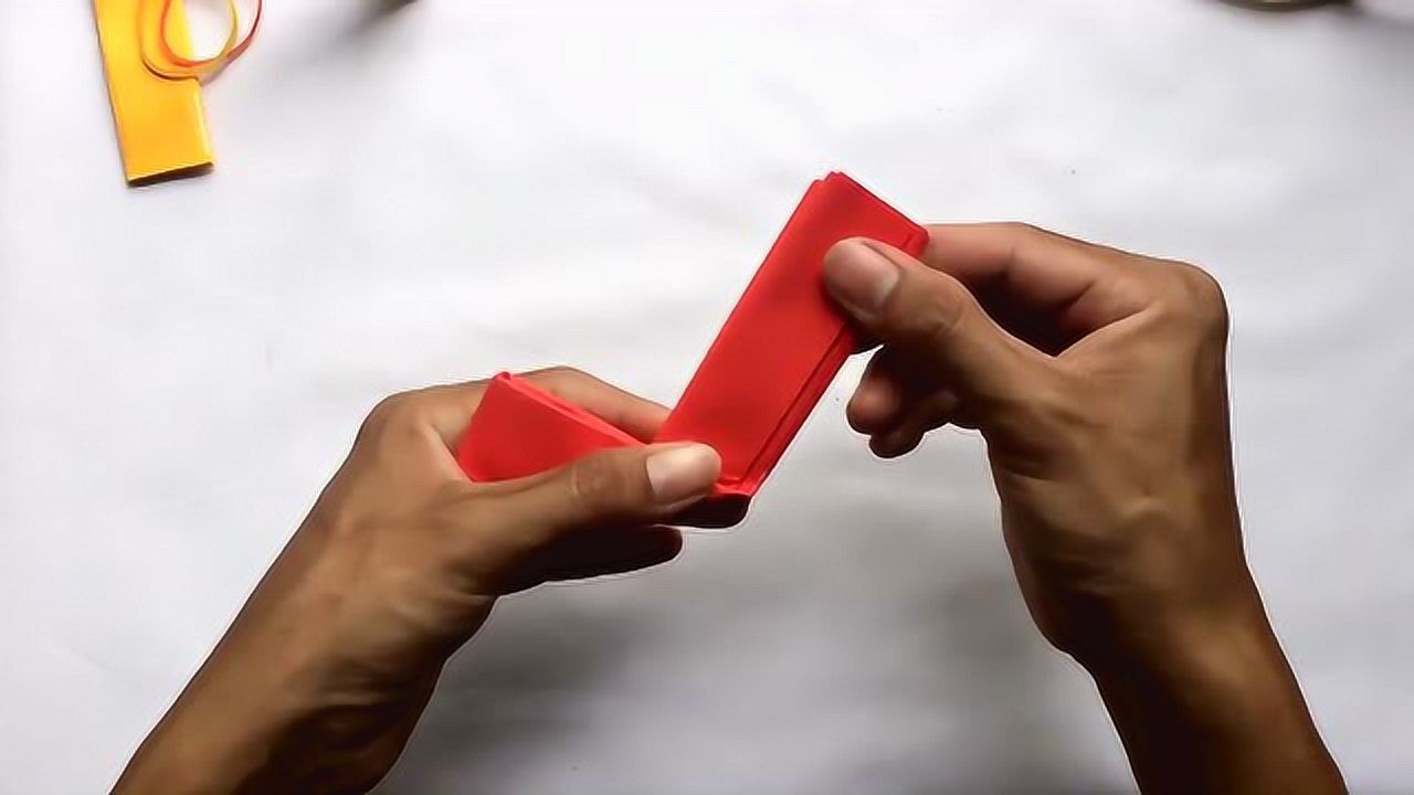 撕两张作业纸,折成一把超简单的玩具,用橡皮筋发射,太好玩了_高清1080P在线观看平台_腾讯视频
