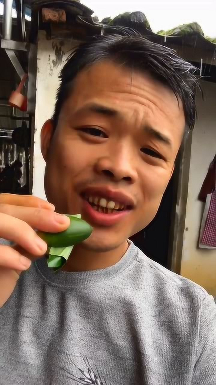 槟榔男神吃槟榔下雨也照样吃起来网友又变帅了