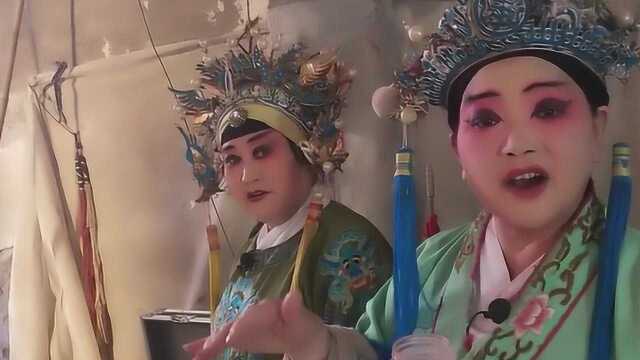 集市上出现传统戏曲节目,来到了后台,一起来看演员的幕后样子吧