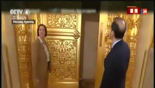 俄罗斯国家电视台记者打开格奥尔基耶夫大厅的金色大门