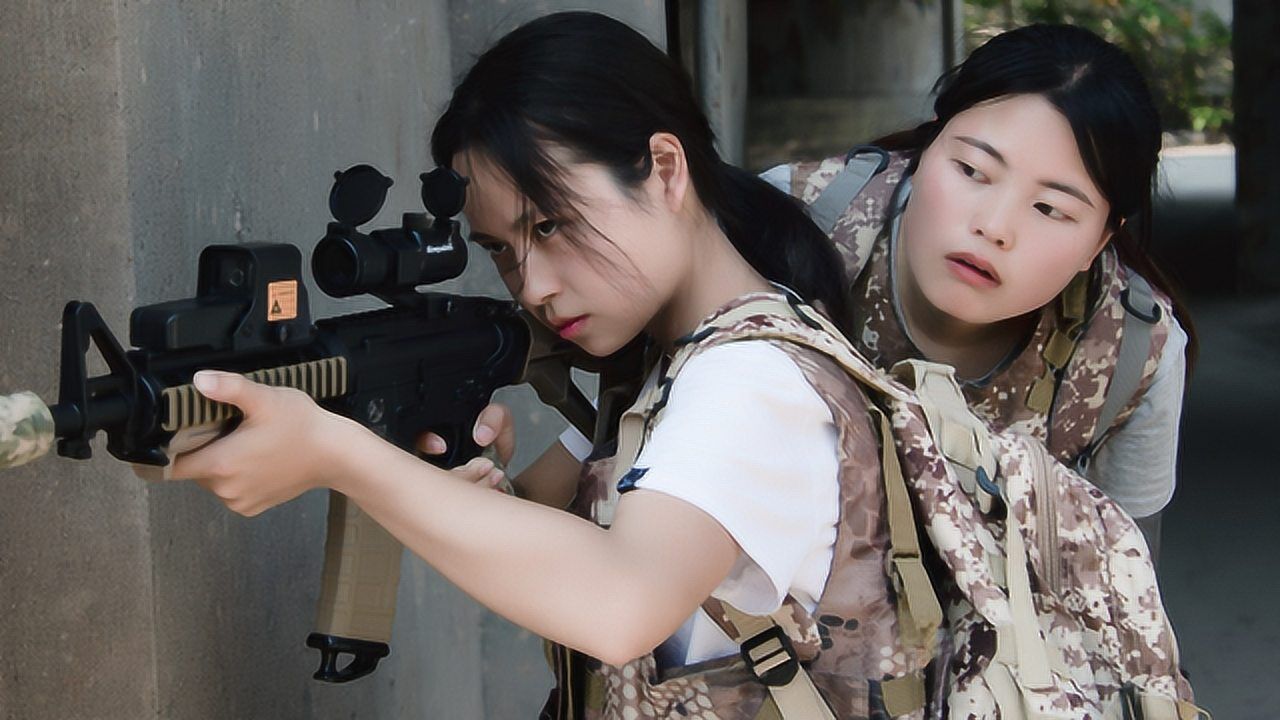 绝地求生真人版:刺激战场吃鸡遇上开挂对手,乱开枪也能拿双杀?