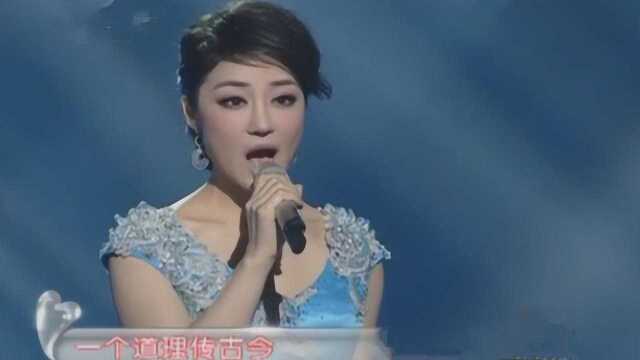 青年女歌手冯晓菲演唱《中华美德》,歌声豪迈,醉人心扉