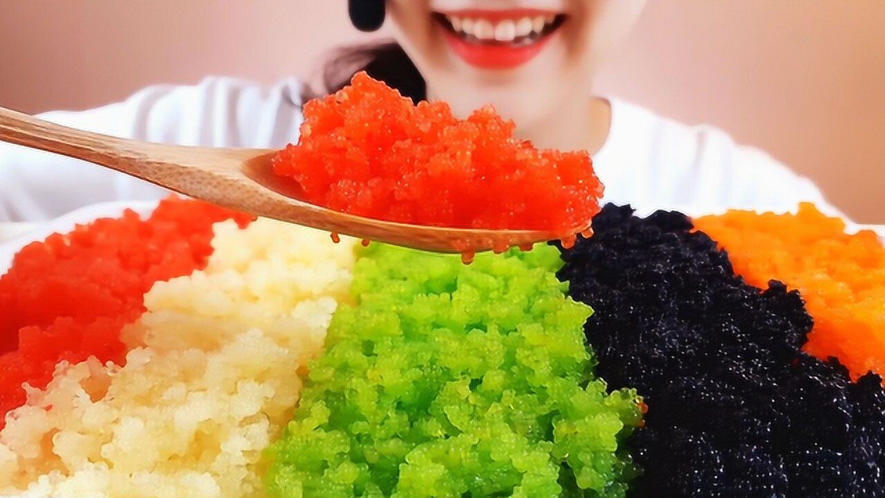 美女吃彩色飞鱼籽,花花绿绿的,不知道加了多少色素!