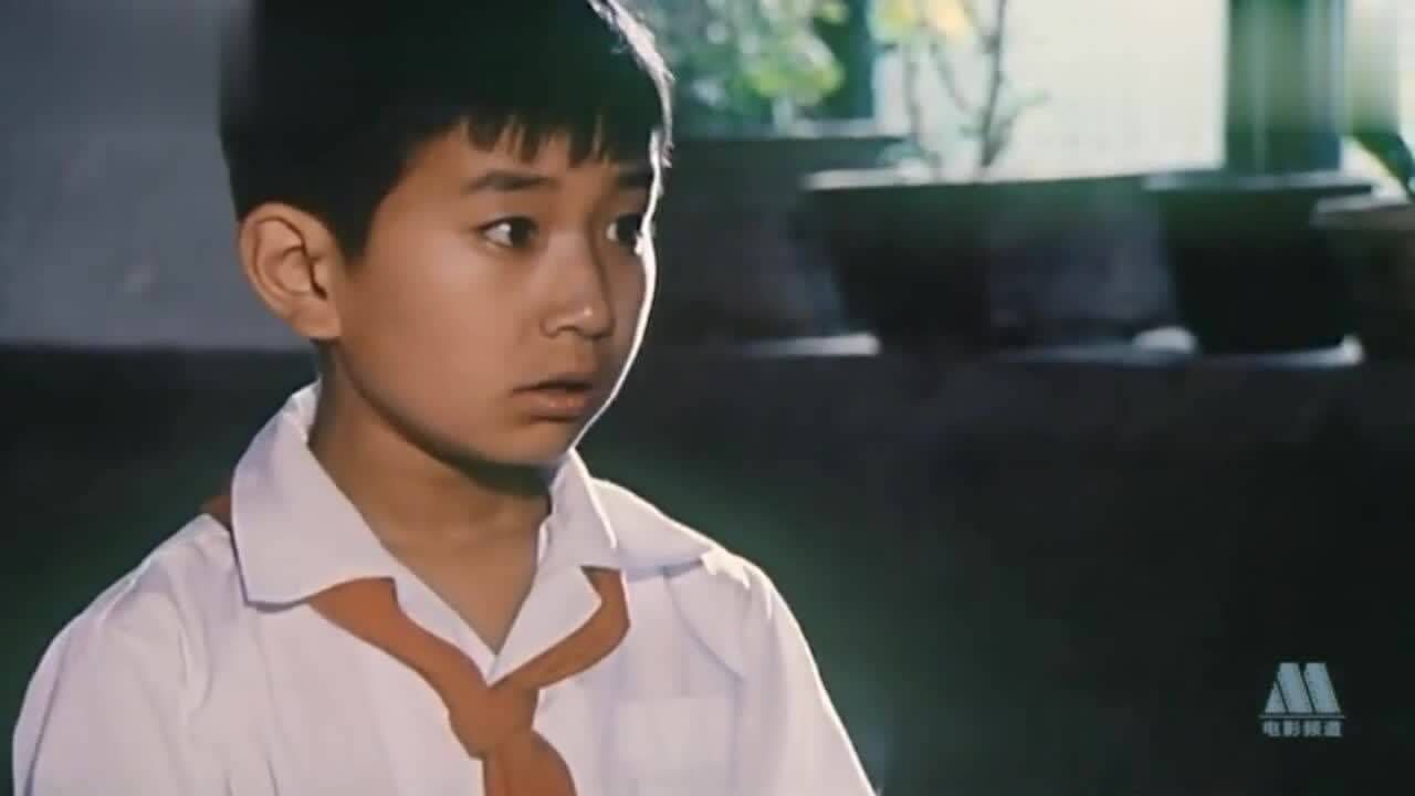 经典老电影《狼犬历险记》,警犬队的叔叔来学校,想找黑狮的后代