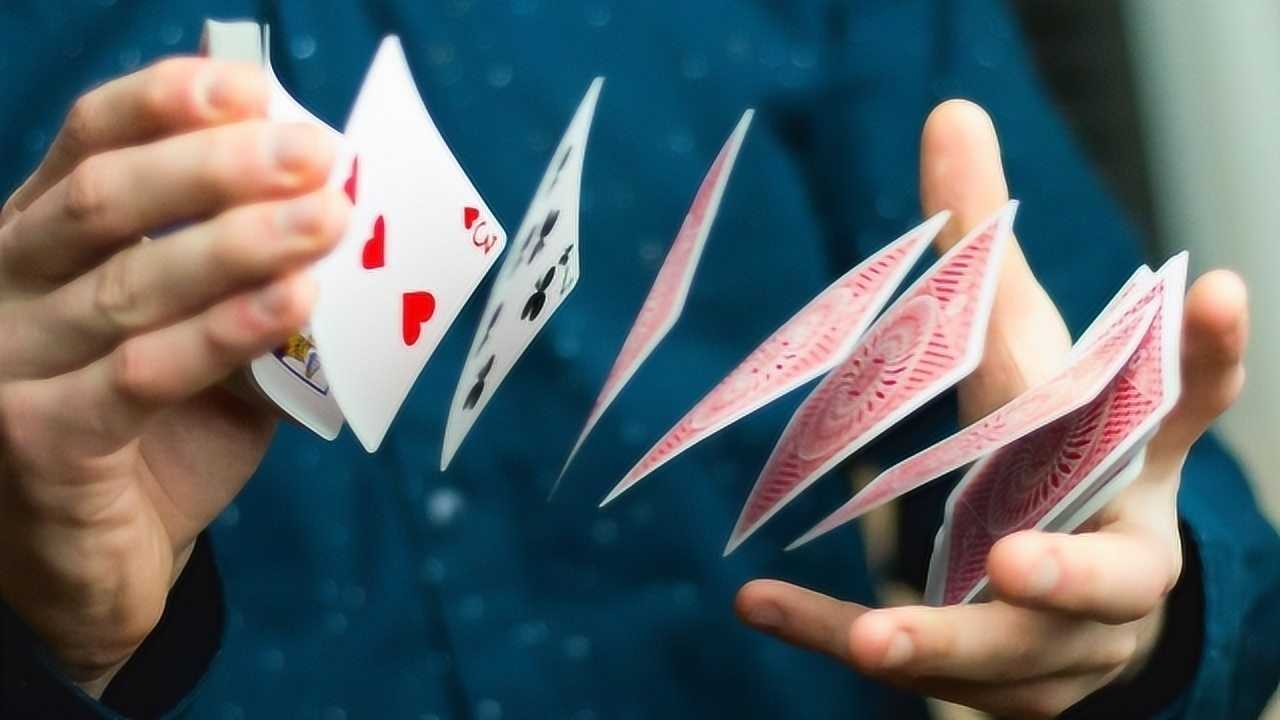 魔术教程纯手法手中扑克牌拉长知道后很简单