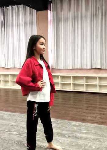 童模宋小睿光着脚进行练习,真担心她会生病!