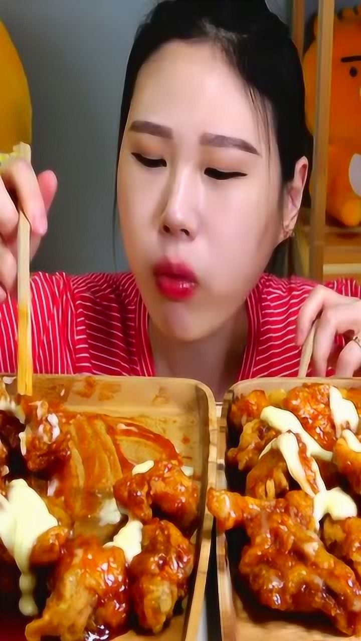 韩国吃播卡妹开吃炒年糕小香肠和king虎虾及炸鸡伏特加