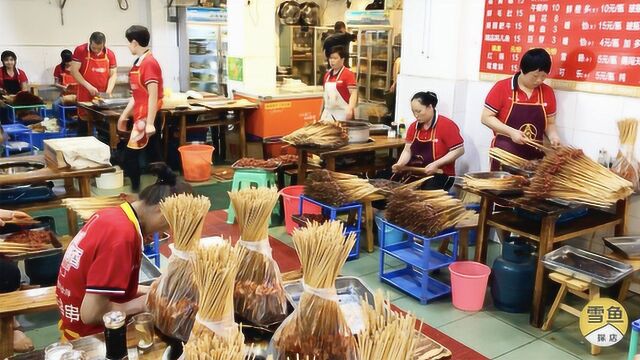 成都串串扛把子,半条街当门面,15个师傅边串肉边卖!来晚没座