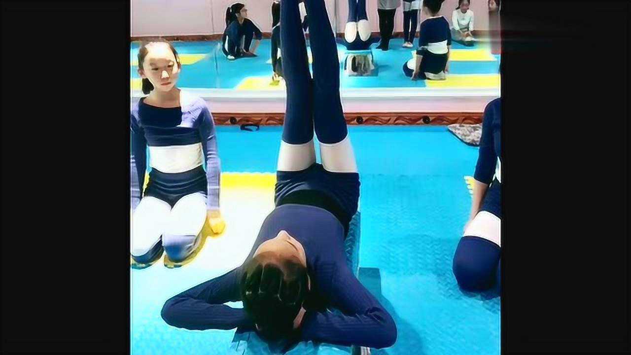 基本功魔鬼训练，舞蹈生们在做撕腿练习，吓得我都不敢看！_高清