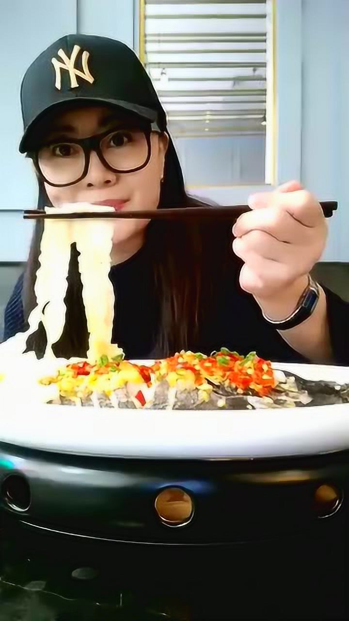 美女姐姐大口吃剁椒鱼头,吃的这么带劲,真牛气