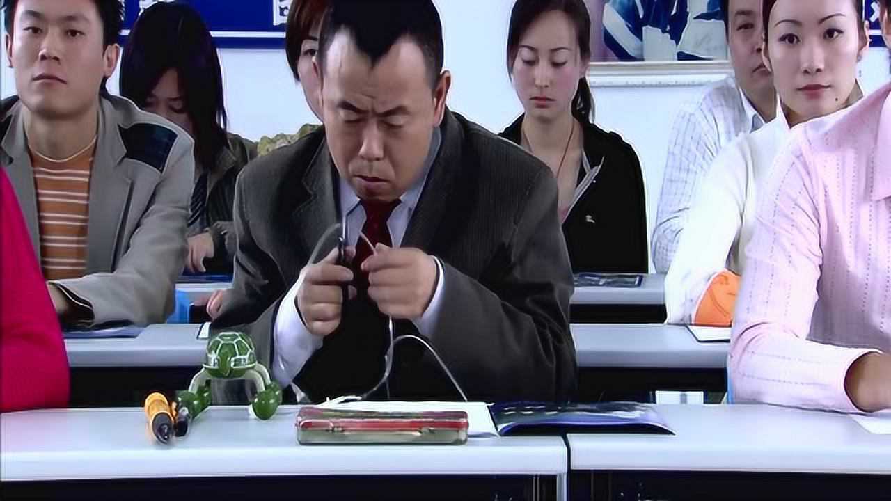 精豆儿上课用矿泉水恶作剧,严重扰乱课堂秩序,你离挨揍不远了
