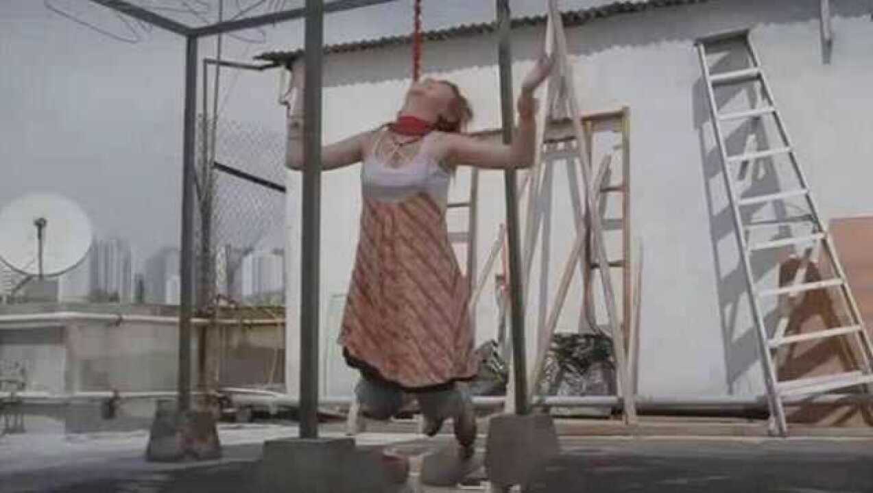 女孩不由自主的将自己吊起来,然后边鼓掌边笑,直到死亡