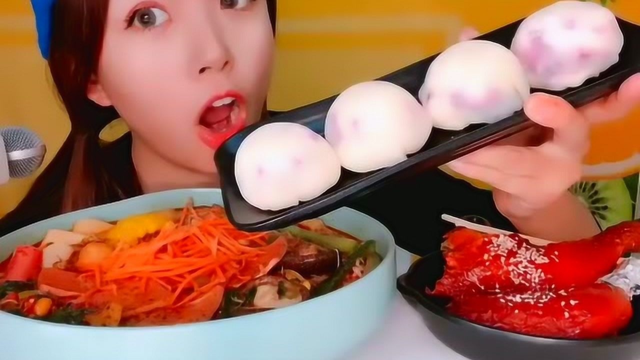 美女小姐姐声控吃雪媚娘,黏黏的声音,一口一半吃的超满足