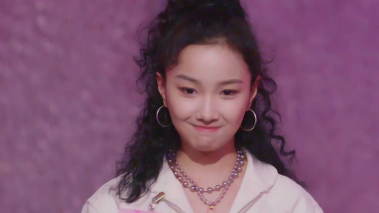 张钰琪给古装燃点助力中英文歌曲,莫名的不知道啥感觉