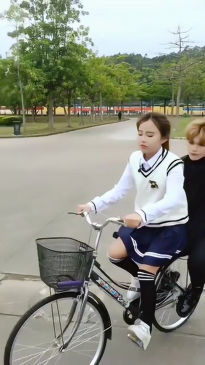 可乐居然让娜娜骑单车载他这画面也太美了实在太搞笑了