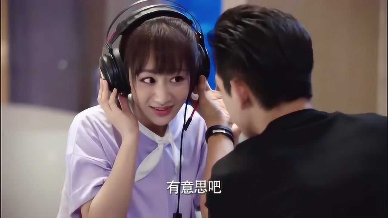 亲爱的热爱的李现给杨紫戴上耳机靠近时杨紫脸红了