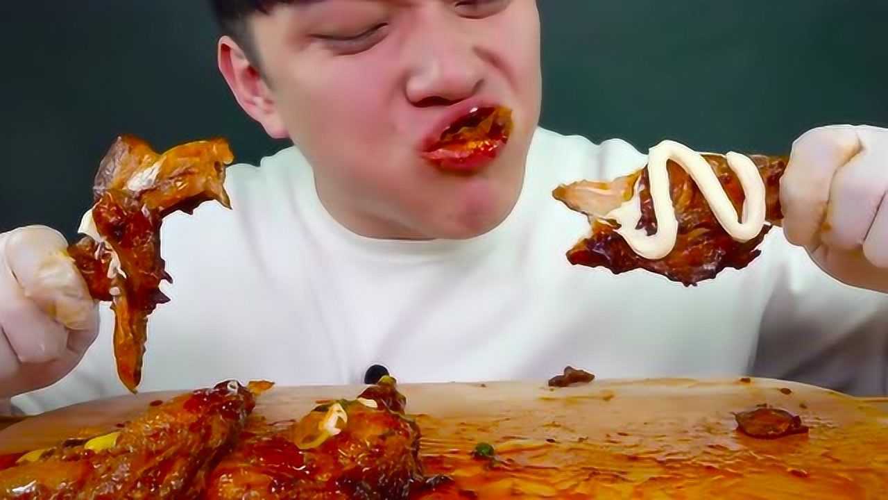 韩国小哥喝完冰可乐就啃鸡腿这鸡肉看上去好嫩啊一定很好吃吧