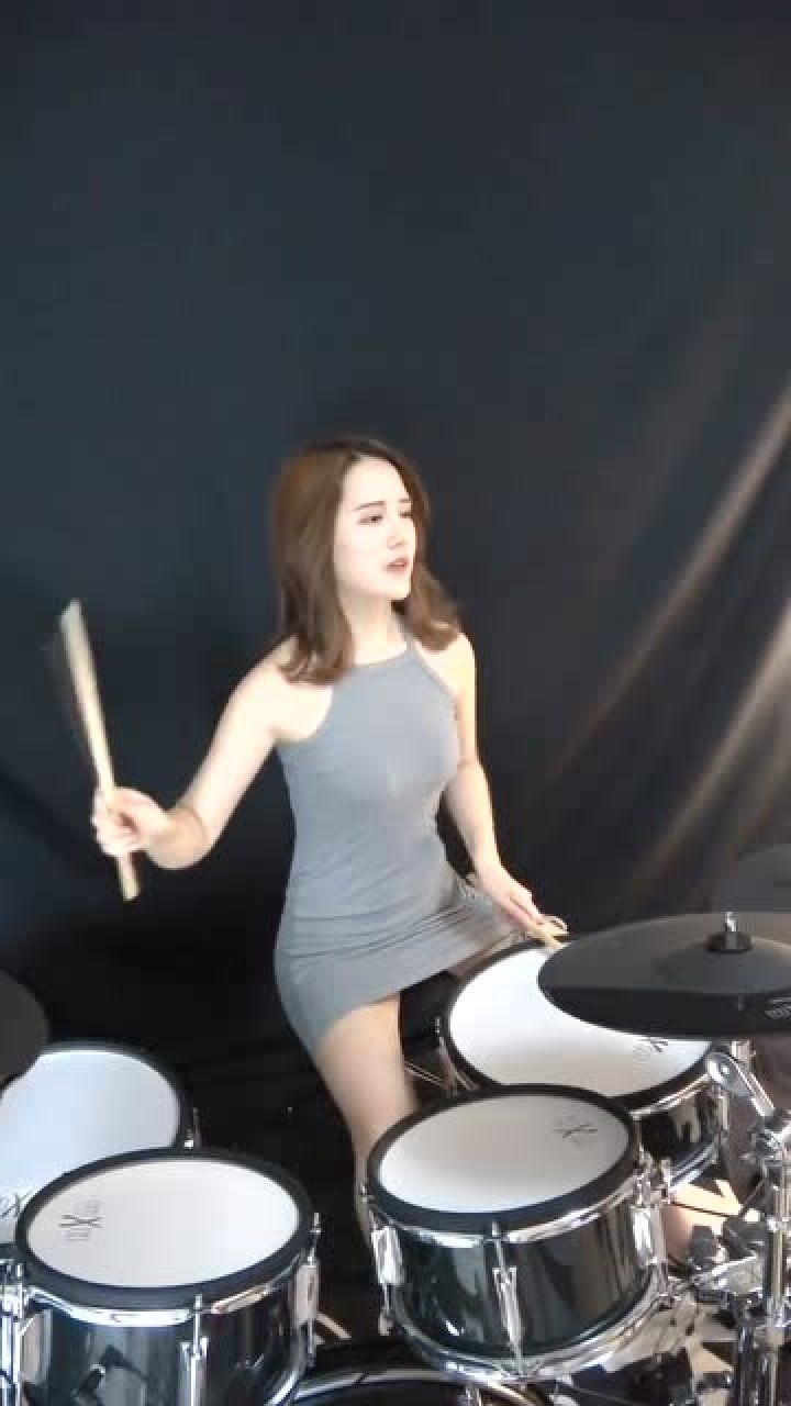 架子鼓美女演奏一首情人超级好听致敬beyong