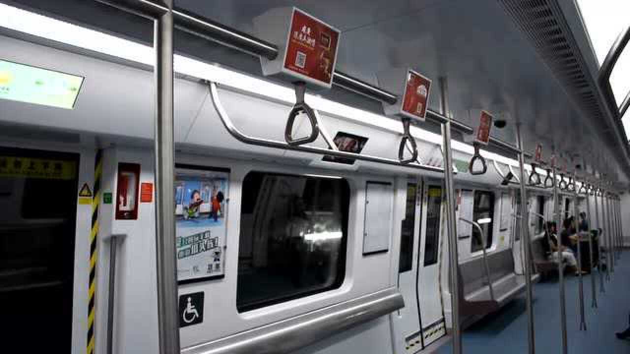 反向同台转乘,深圳地铁梅林线开往红树湾南方向行车片段