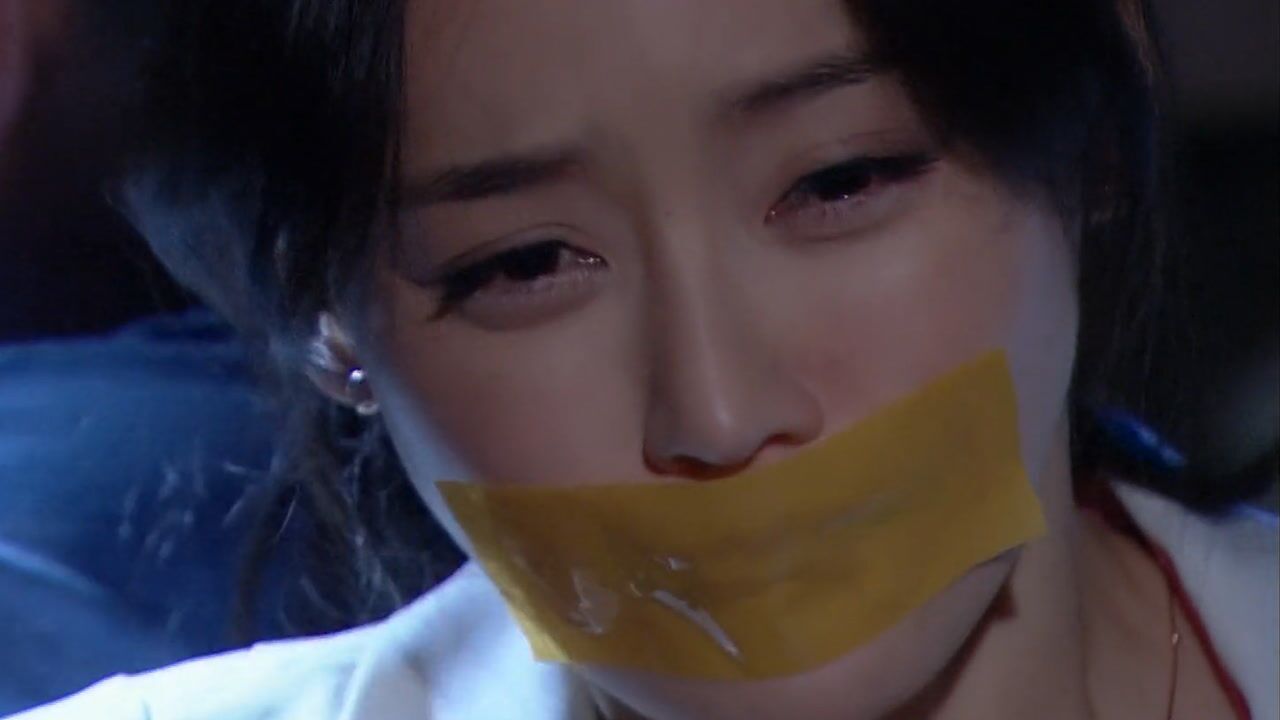 美女被人绑架打电话求救但嘴巴却被封住幸好公公猜出美女处境